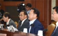 유일호 "중견·중소 조선사, 협력업체, 기자재업체 우선 지원"