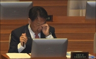 [포토]눈 비비는 유일호 부총리