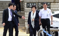[포토]영장실질심사 출석하는 신영자 이사장 