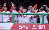 [포토]켈리 '최승준, 역전 스리런 최고야!'