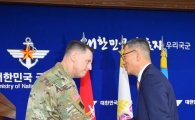 [포토]악수하는 류제승 국방정책실장-토머스 사령관 