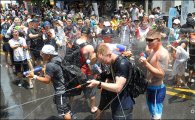 [포토]외국인도 즐기는 신촌물총축제