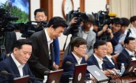 [포토]국무회의 지각한 윤병세 장관 