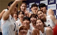 [포토]여자배구대표팀, '브이걸과 꽃받침 소녀들'