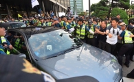 [포토]시민들에 저지당하는 대사관 소속 차량들 