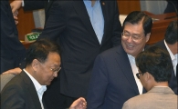 [포토]이야기하는 황찬현·유일호