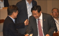 [포토]인사하는 최양희·주형환