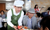 [포토]김성환 동구청장, 초복맞이 삼계당 배식봉사