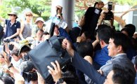 [포토] 사드 설명하는 황 총리에 '물병 투척'