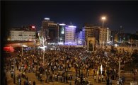 [포토] 쿠데타 항의위해 모인 터키 국민들