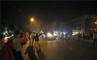 [포토] 터키 수도 진입 탱크 막는 시민들