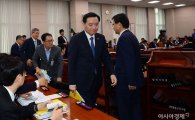 [포토]회의장 나서는 김현웅 법무부 장관 