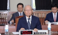 [포토]국회 정보위 시작 기다리는 이병호 국정원장 