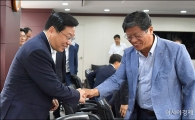 [포토]인사하는 주형환·김재홍