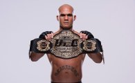 [UFC] ‘타격장인’ 라울러,  웰터급 3차 방어전