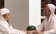[동영상] 고무줄로 '수박 쪼개기'