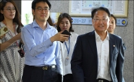 [포토]여야 원내지도부 만나는 유일호 부총리