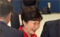 [포토]웃는 박근혜 대통령