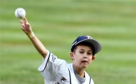 [포토]니퍼트 아들 케이든, '부전자전 위력 투구'