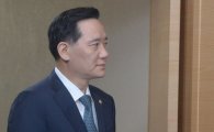 [포토]'광복절 특사' 기자회견 들어서는 김현웅 장관