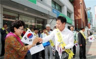정찬민 용인시장 광복절앞두고 태극기 나눠줘