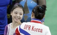 남·북 선수 악수하는 모습 보고 IOC 위원장 "위대한 몸짓이다"