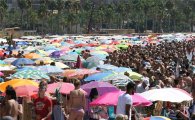 [지구촌] 스페인 해수욕장도 연휴에 북새통