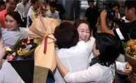 [포토]'2관왕' 장혜진, '가족들과 뜨거운 포옹'