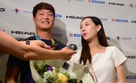 [포토]깜짝 결혼 발표한 이승윤, 아름다운 예비신부와 함께 