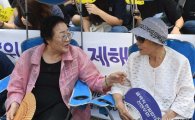 [포토]대화 나누는 이용수 할머니-김복동 할머니 