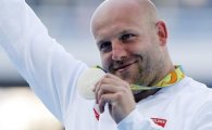 폴란드 육상선수, 난치병 어린이 수술비 위해 "은메달 경매해요" 