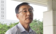 [포토]굳은 표정으로 출근하는 김수남 검찰총장