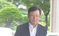 [포토]윤갑근 특별수사팀장, 서울중앙지검으로 출근