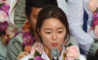[포토]취재진 질문에 답하는 장혜진 