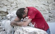 [포토] '참을 수 없는 눈물'…이탈리아 지진 참사