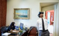 저커버그, '기어VR 삼매경' 오바마 대통령에게 "멋지네요" 