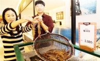 "가을의 별미! 싱싱한 '활새우' 드세요"