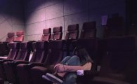 수란, 영화 '최악의 하루' 관람 인증…어두운 구석 몸 잔뜩 웅크린 모습