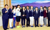 [포토]윤장현 광주시장,리우올림픽 기보배·최미선 양궁선수 격려