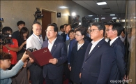 [포토]새누리, 국회의장 사퇴 결의문 발표