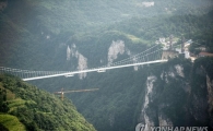중국 장가계 유리다리 개통 2주 만에 폐쇄…엄청난 인파 감당 못한 탓