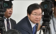 [포토]김영석 해수부 장관, 한진해운 당정 참석