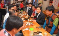 [포토]황교안 총리, 일용 근로자들과 아침 식사 