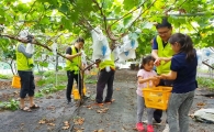 NH농협은행 기업고객본부, 포도 농가 찾아 일손 도와