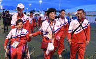 [포토]선수촌으로 들어서는 패럴림픽 북한 선수단
