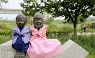 [포토]추석빔 입은 살곶이공원 남매상  