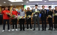 터널 속 뒤집힌 버스에서 유치원생 21명 구한 ‘아재 영웅’11명에 감사장 