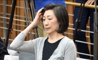[포토]최은영 전 회장, '골치아프네'