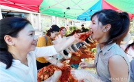 [포토]김치 맛좀 보세요