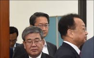 [포토]고윤화 기상청장, 지진관련 당정 참석